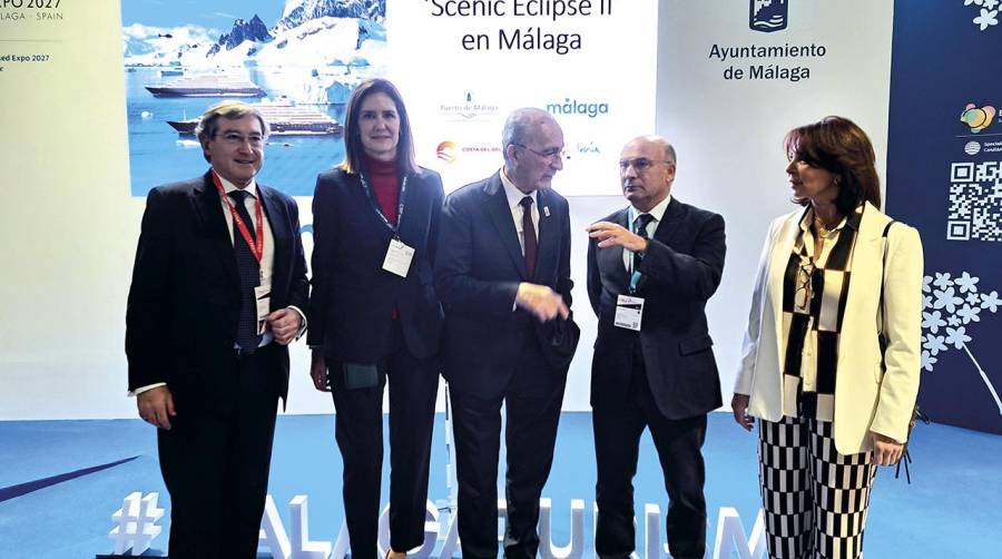 La presentación del bautismo de la nueva nave de Scenic ha tenido lugar esta mañana en FITUR y ha sido realizada por el presidente de la Autoridad Portuaria de Málaga, Carlos Rubio Basabe y el alcalde de Málaga, Francisco de la Torre, en el centro de la imagen.