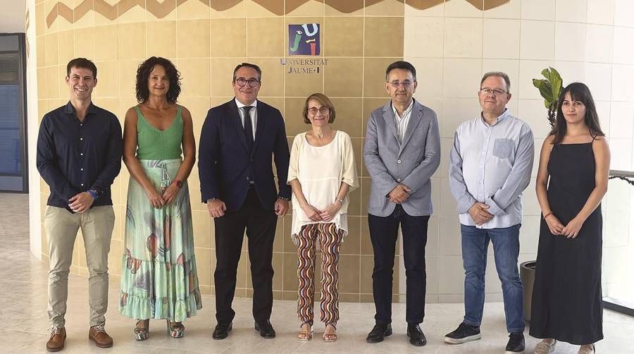 Representantes de la UJI y PortCastelló durante la firma del acuerdo de colaboración.