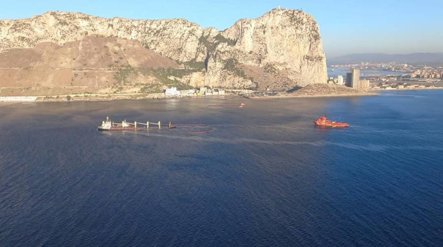 Salvamento Marítimo colabora en la colocación de barreras anticontaminación alrededor del buque.