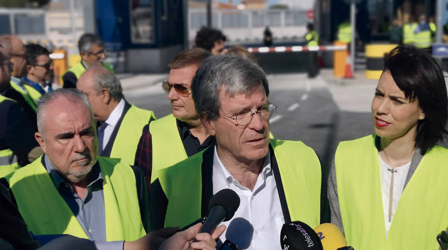 Francesc S&aacute;nchez, director general de la APV; Aurelio Martinez, presidente de la Autoridad Portuaria de Valencia; y Diana Morant, alcaldesa de Gandia, durante la apertura del Acceso Sur al Puerto de Gandia.