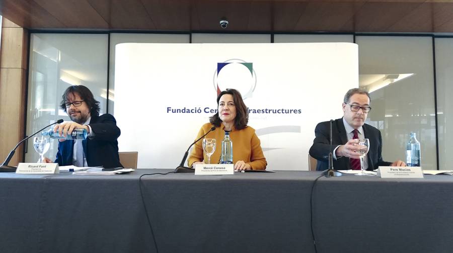 Ricard Font, presidente de Ferrocarrils de la Generalitat de Catalunya, (FGC); Merc&egrave; Conesa, presidenta de la Autoridad Portuaria de Barcelona (APB); y Pere Macias, president de la Fundaci&oacute; Cercle d&rsquo;Infraestructures. Foto A.Tejera.