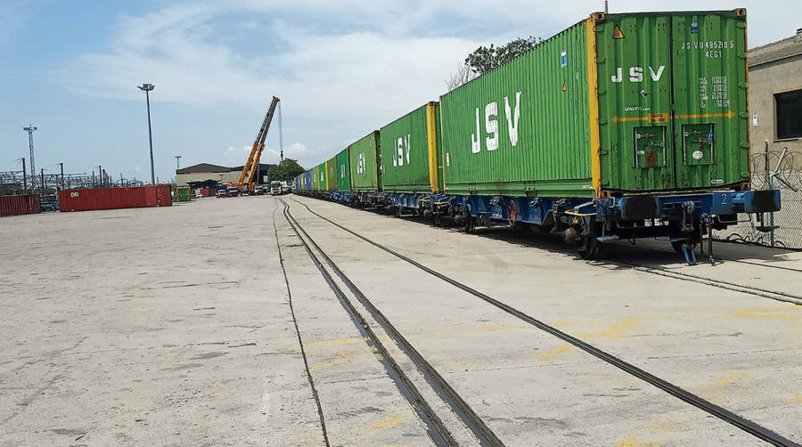 El tren de JSV que opera el corredor ferroviario a su salida desde Barcelona (Can Tunis) con destino el Puerto de Alicante.