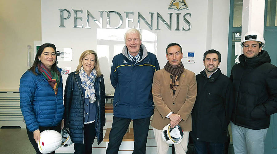 Joan Pere G&oacute;mez, tercero por la derecha, durante su visita a las instalaciones de Pendennis.