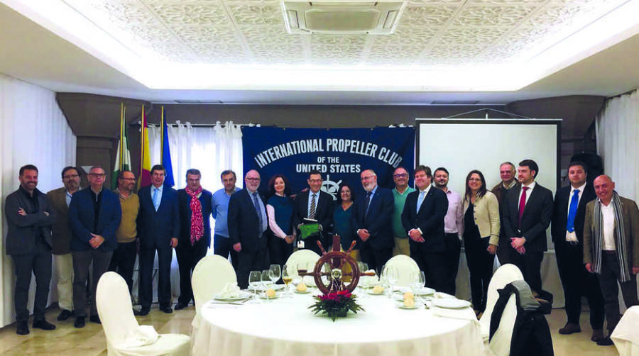 Los socios del Propeller Club de Algeciras con Julia Louppova.