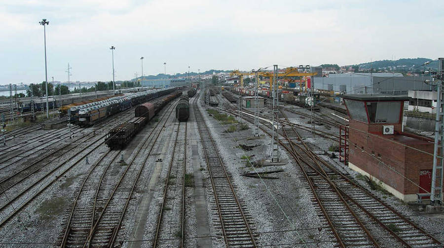 Playa de v&iacute;as de la terminal de Adif en Ir&uacute;n, junto al paso fronterizo de Hendaia. Foto J.P.