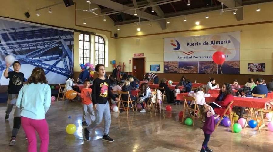 El sal&oacute;n del Varadero del Puerto de Almer&iacute;a fue el escenario de la celebraci&oacute;n del &quot;IV Concurso Infantil de Postales Navide&ntilde;as&quot;.