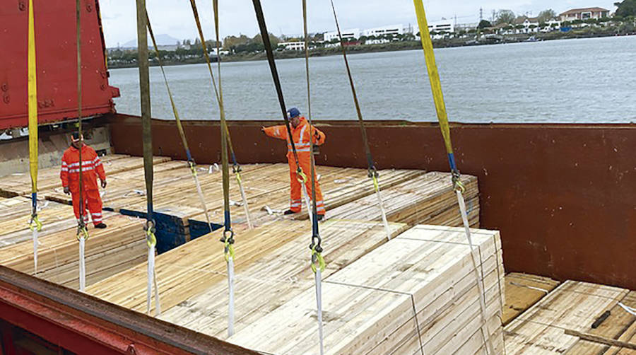 Erhardt France carga en Bayona su segundo barco con destino Senegal con 3.000 t de madera