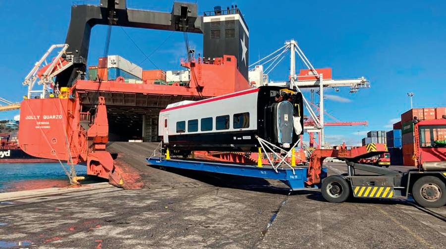 El embarque con destino a Alejandría, en Egipto, se realizó este sábado desde la Terminal Portnou del puerto de Barcelona.