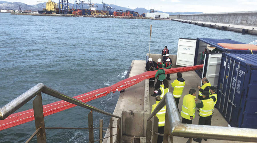 PortCastell&oacute; acoge un simulacro de emergencia de lucha contra la contaminaci&oacute;n marina