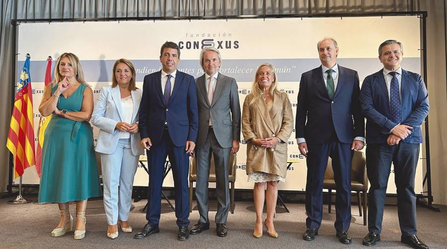 Nuria Montes, consellera de Innovación, Industria, Comercio y Turismo; Susana Camarero, vicepresidenta de la Generalitat Valenciana; Carlos Mazón, presidente de la Generalitat Valenciana; Manuel Broseta, presidente de la Fundación Conexus; Rocío Albert, consejera de Economía, Hacienda y Empleo de la Comunidad de Madrid; Miguel López-Valverde, consejero de Digitalización de la Comunidad de Madrid y Jorge Rodrigo, consejero de Vivienda, Transportes e Infraestructuras de la Comunidad de Madrid. Foto: J.C.P.