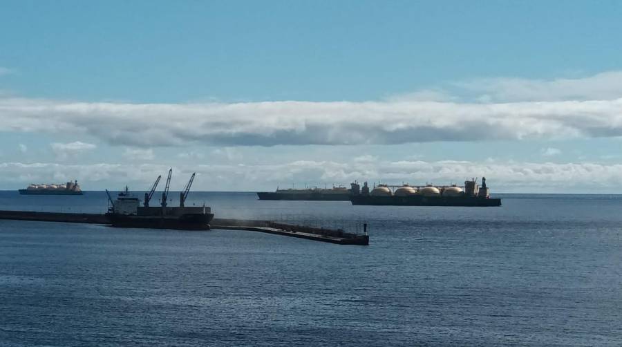 Los tres barcos están fondeados hoy en el puerto canario.