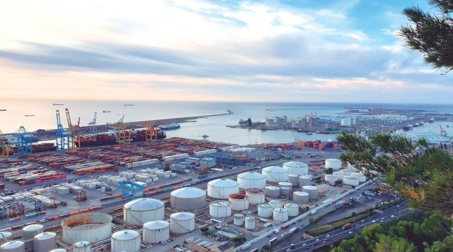 El servicio de análisis licitado por Port de Barcelona deberá abordar cómo realizar la carga de metanol a una gabarra desde una planta ubicada en el muelle de la Energía, entre otras opciones..