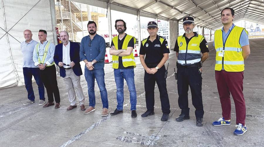 Manuel Ángel Quevedo y Luis J. Ayala (tercero y cuarto por la izquierda), presidente y director de la Autoridad Portuaria de Melilla, respectivamente, han visitado esta mañana la nueva carpa instalada en el puerto con motivo de la fase de Retorno de la OPE.