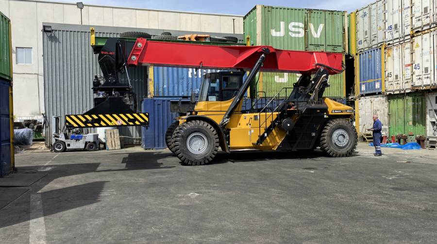 El operador log&iacute;stico ya cuenta con una nueva reachstaker en su flota de maquinaria de Alicante.