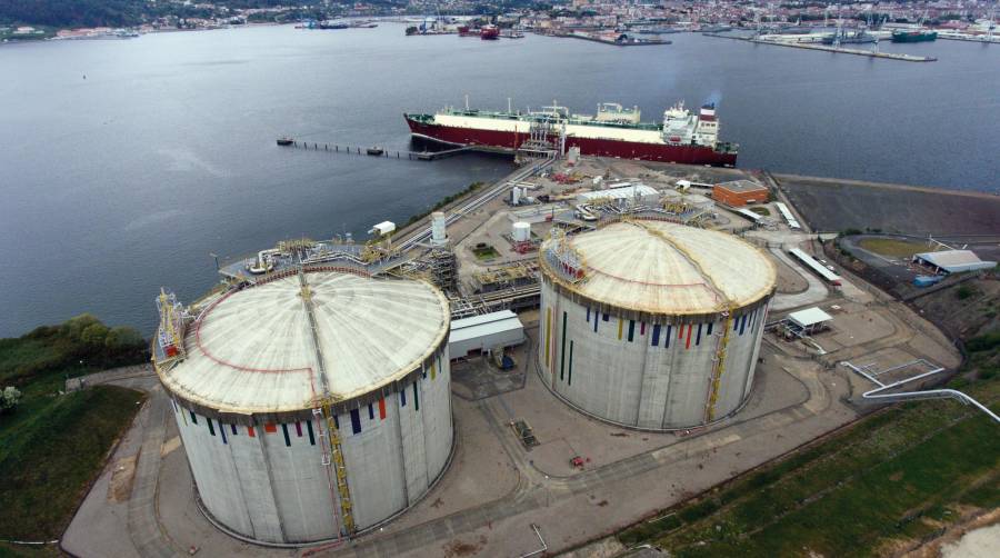 La terminal de GNL de Reganosa en Mugardos se ubica frente al Puerto de Ferrol.