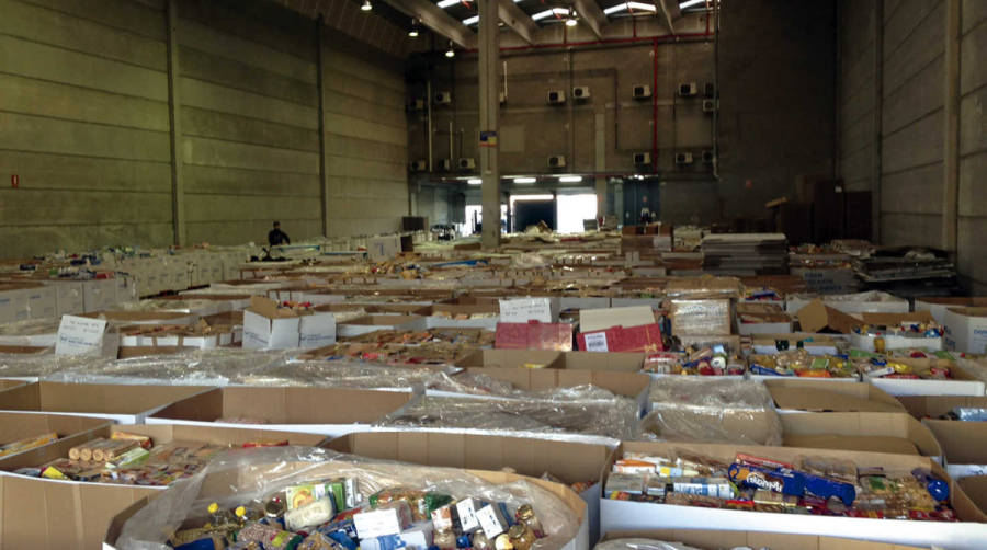 Nave en la ZAL Port con mercanc&iacute;as gestionadas por el Banc dels Aliments.