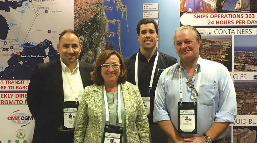 Desde la izquierda: Carles Mayol (Puerto de Barcelona); Rosa Puig (Puerto de Barcelona); Alex Sparber (Sparber Group); Michael Voss (Sparber Group), en el stand del Puerto de Barcelona.