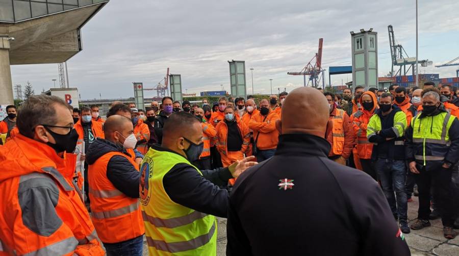 Antol&iacute;n Goya escenifica en el Puerto de Bilbao su apoyo los estibadores en huelga