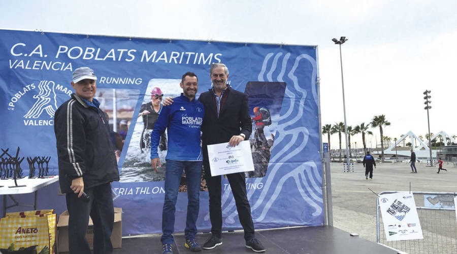 Jos&eacute; Juli&aacute;n Ponce, presidente de C.A. Poblats Mar&iacute;tims, entreg&oacute; la aportaci&oacute;n solidaria a Paco Prado, presidente de Aportem.