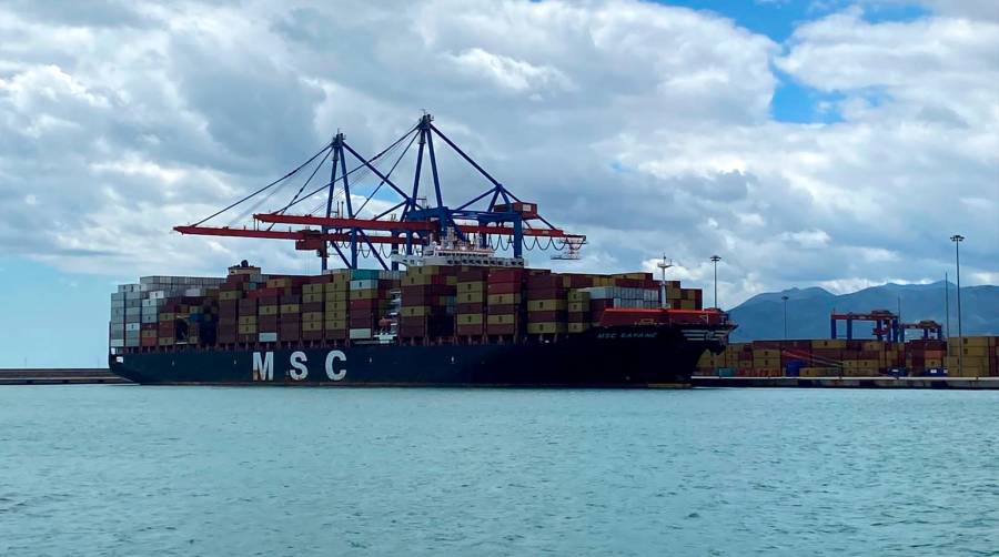 Buque “MSC Gayane” operando hoy en el muelle 9 del Puerto de Málaga.