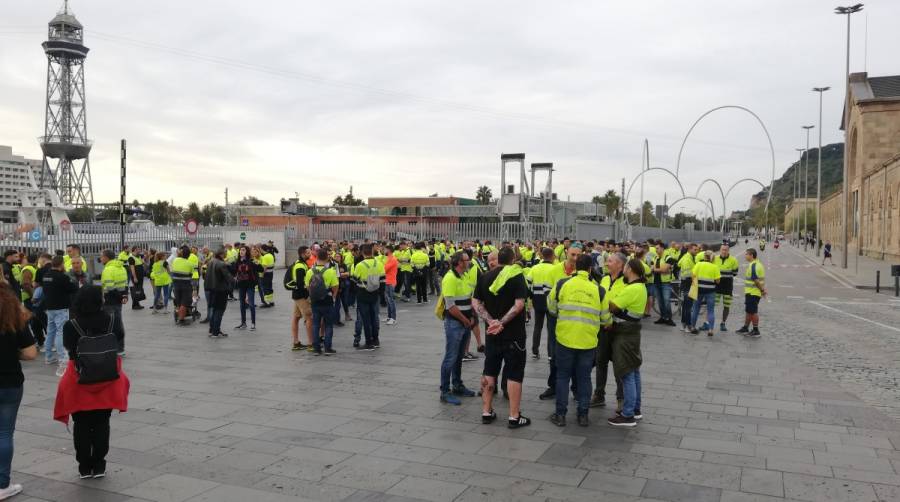 Los estibadores entregan a la alcaldesa de Barcelona un manifiesto &quot;en defensa de los derechos laborales y civiles&quot;