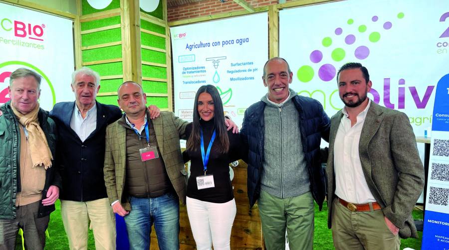 El representante del Puerto de Baiona, Joxan Madinabeitia (segundo por la derecha), junto con expositores y visitantes en FIMA en Zaragoza.