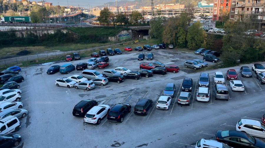 Entre los usos previstos está el estacionamiento público y gratuito de vehículos y, a medio plazo, la edificación de un espacio polideportivo de carácter público.