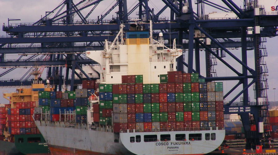 Un buque de COSCO atracado en la terminal de contenedores en el Puerto de San Antonio.