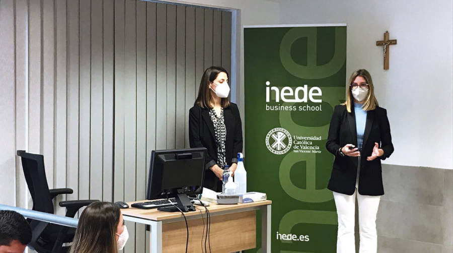 Luc&iacute;a Calabria y Ana Silvestre durante su intervenci&oacute;n.