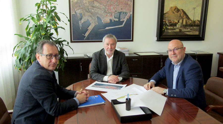 El presidente de la Autoridad Portuaria, Juan Antonio Gisbert, ha recibido a Emilio Miguel Obiol, director de Puertos, con el que ha mantenido una reuni&oacute;n de trabajo a la que tambi&eacute;n se ha unido el director de la APA, Carlos Eleno.