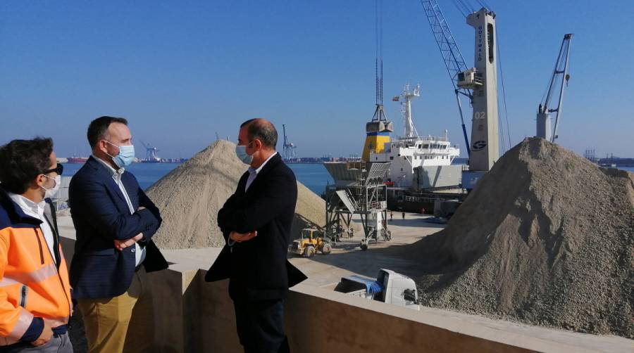 El presidente de la Autoridad Portuaria de Castell&oacute;n, Rafa Sim&oacute;, acompa&ntilde;ado de los responsables de la terminal Portsur.