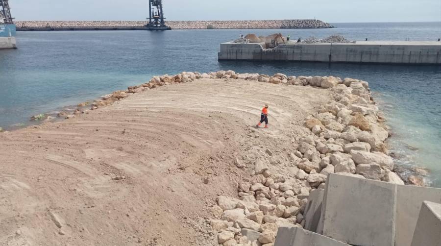 La APA continúa los trabajos con el fin de habilitar el duque de alba existente al sur del Muelle de Ribera I del Puerto de Carboneras.