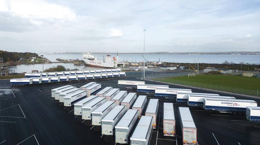 Nueva terminal portuaria de Suardiaz en Ellesmere Port, con la flota de vehículos de Schmitz Cargobull adquiridos y el Buque ro ro “Friedrich Russ” en el que presta servicio multimodal.