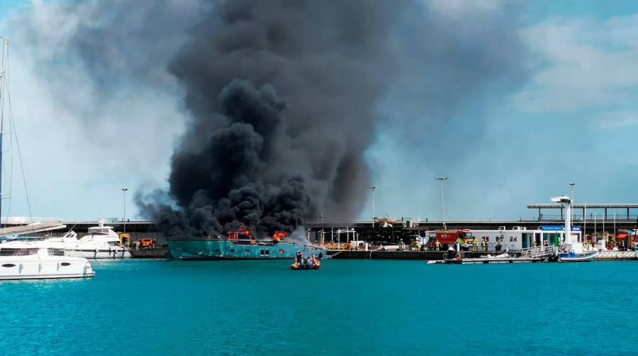 Un yate sufre un incendio en La Marina del Puerto de Valencia