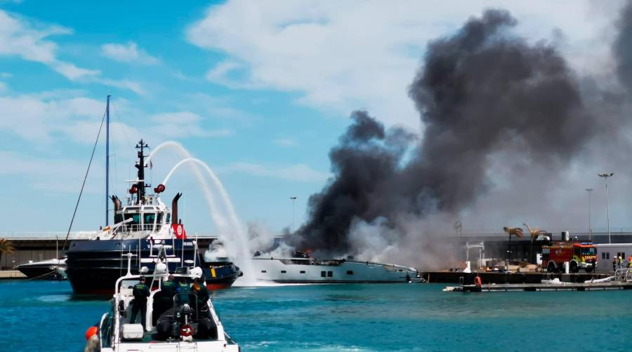 Un yate sufre un incendio en La Marina del Puerto de Valencia