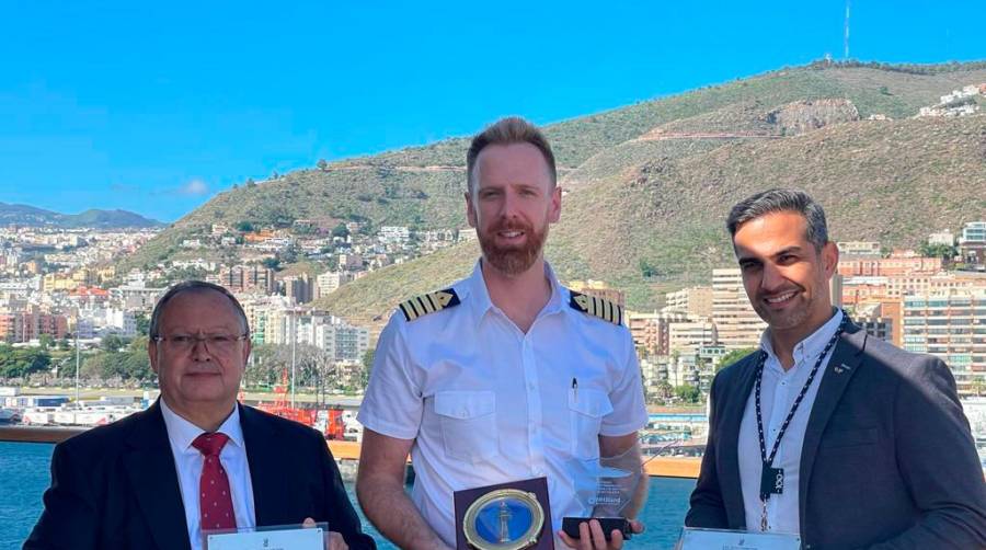 El director de la Autoridad Portuaria de Santa Cruz de Tenerife, Javier Mora, ha visitado esta mañana el crucero para celebrar la tradicional entrega de la metopa conmemorativa al oficial jefe del buque, Keith Falcone. También ha estado presente en el acto, en representación del consignatario M.H. Bland, Roberto Hernández.