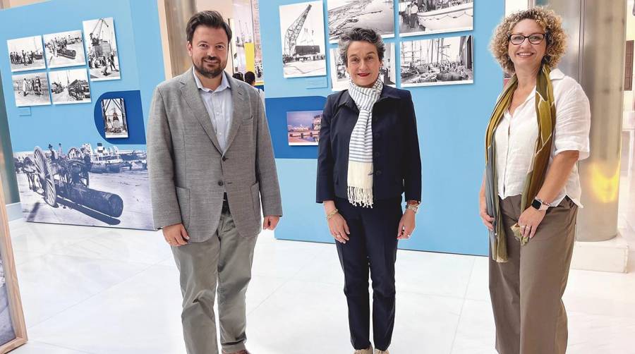 Marc García, director general de Costas, Puertos y Aeropuertos junto a Mar Chao, presidenta de la Autoridad Portuaria de Valencia y Esther Medán, coordinadora de la exposición.