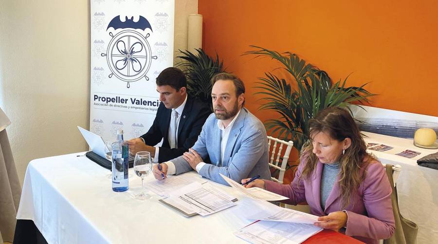 En el centro de la imagen, el presidente de Propeller Valencia, Alfredo Soler, flanqueado por la tesorera, Yolanda Atiénzar y el secretario, Jorge Selma.