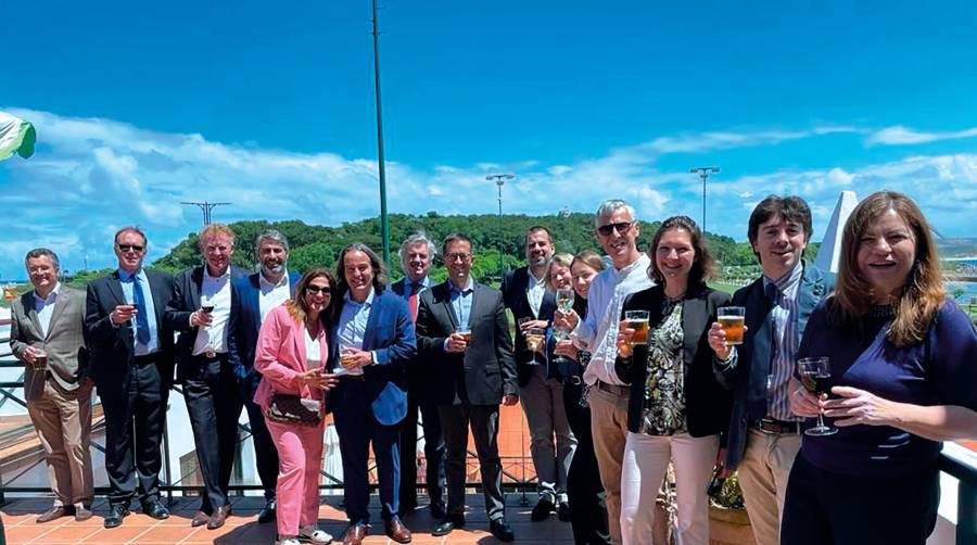 Miembros de Unistock Europe, con Andrés Gómez Bueno, presidente saliente y actual vicepresidente (sexto por la izquierda), durante la Asamblea General celebrada recientemente en el Faro de la Cerda en Santander.