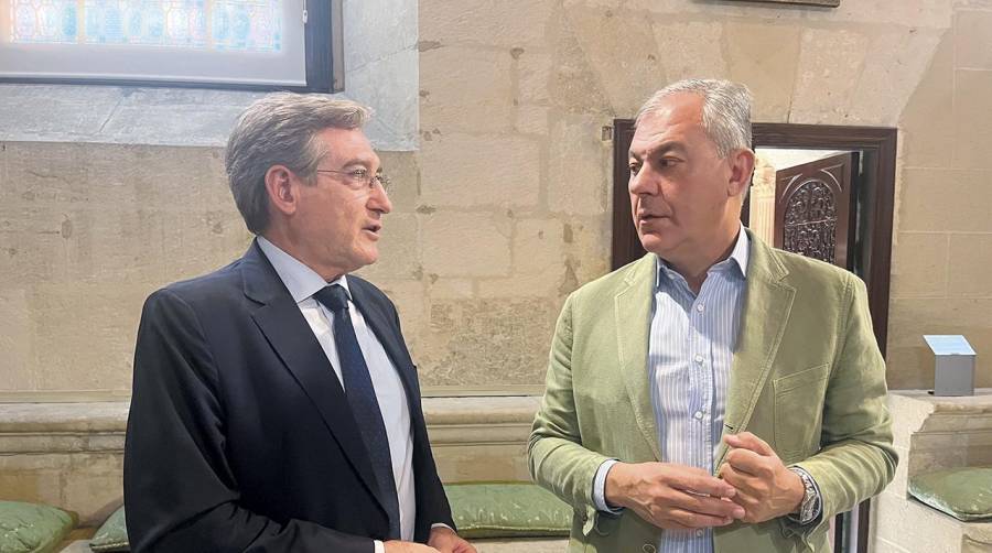 El presidente de la Autoridad Portuaria de Sevilla, Rafael Carmona se ha reunido con el alcalde de Sevilla, José Luis Sanz.