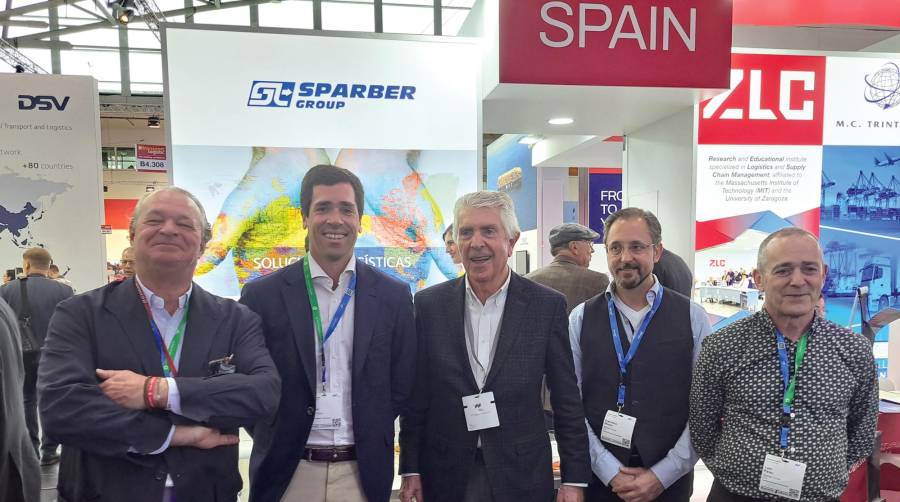 Izq. a dcha.: Michael Voss, Alexander Sparber, Horst Sparber; Francisco Olvera y Lluis Palau, en el stand de Sparber Group en Transport Logistic Múnich. Foto J.P.