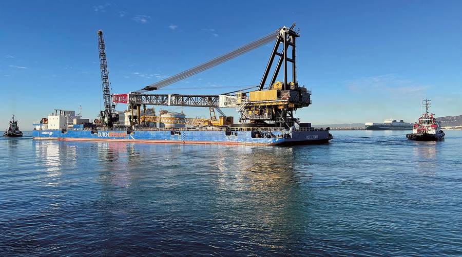 Una grúa instalada en una pontona flotante de 136 metros de eslora procederá a la retirada de las plataformas de hormigón.