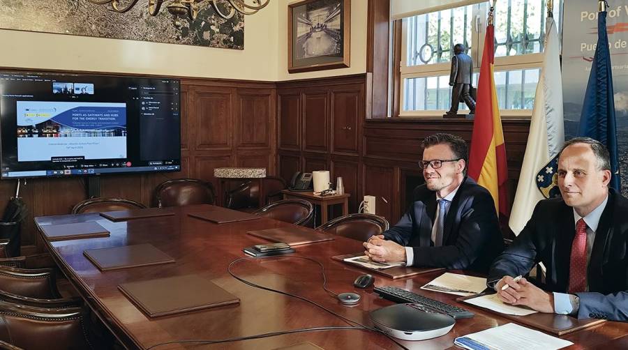 El presidente de la Autoridad Portuaria de Vigo, Carlos Botana, y el jefe del Departamento de Obras y Economía Azul, Gerardo González, participaron en un seminario online.