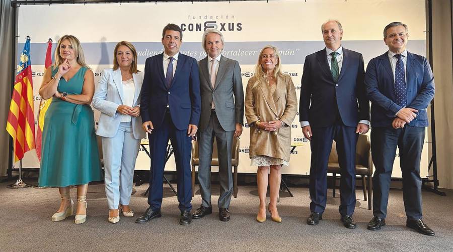 Nuria Montes, consellera de Innovación; Susana Camarero, vicepresidenta de la Generalitat Valenciana; Carlos Mazón, presidente de la Generalitat Valenciana; Manuel Broseta, presidente de la Fundación Conexus; Rocío Albert, consejera de Economía de la Comunidad de Madrid; Miguel López-Valverde, consejero de Digitalización de la Comunidad de Madrid y Jorge Rodrigo, consejero de Transportes de la Comunidad de Madrid. Foto J.C.P.