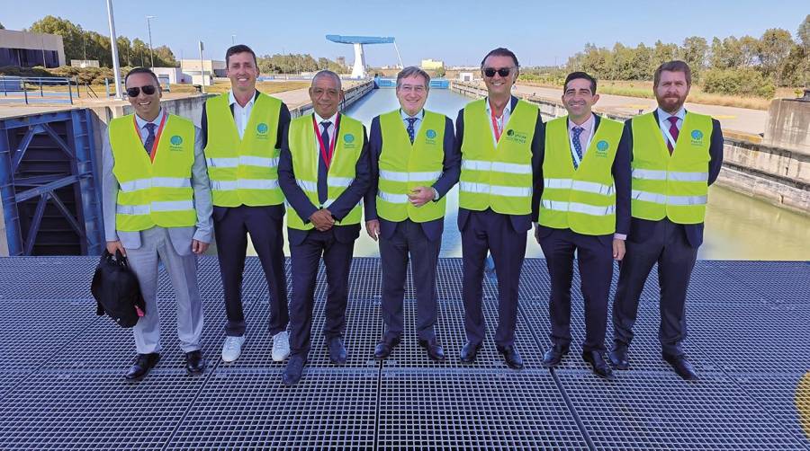 La reunión ha continuado con una visita a las instalaciones portuarias sevillanas.