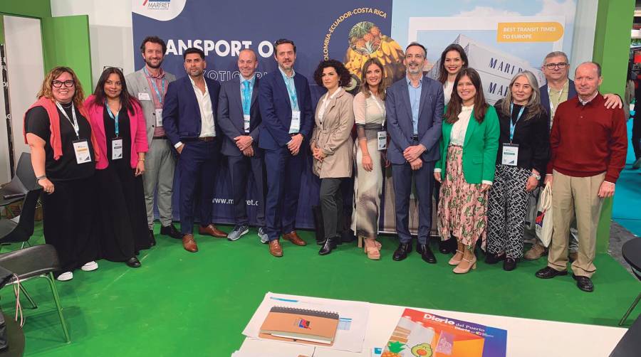 Ariane Roffe, responsable comercial de la línea MEDCAR; Ángela Cruzado, comercial reefer de MEDCAR; y Alexandre Biguet, gerente de Marfret Colombia, en el stand de la compañía, junto al equipo de Marfret de Francia y Colombia y los agentes de España, Italia, Ecuador, Perú y Costa Rica.