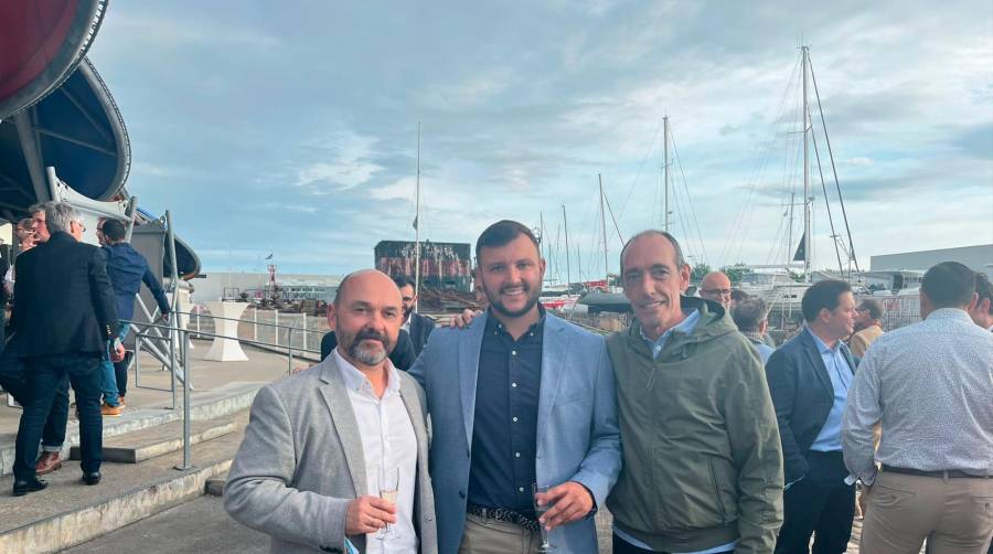 Joxan Madinabeitia, del Puerto de Baiona (derecha), con Carlos Hevia (izquierda) y David Piet, director y comercial, respectivamente, de Silos de L’Adour.