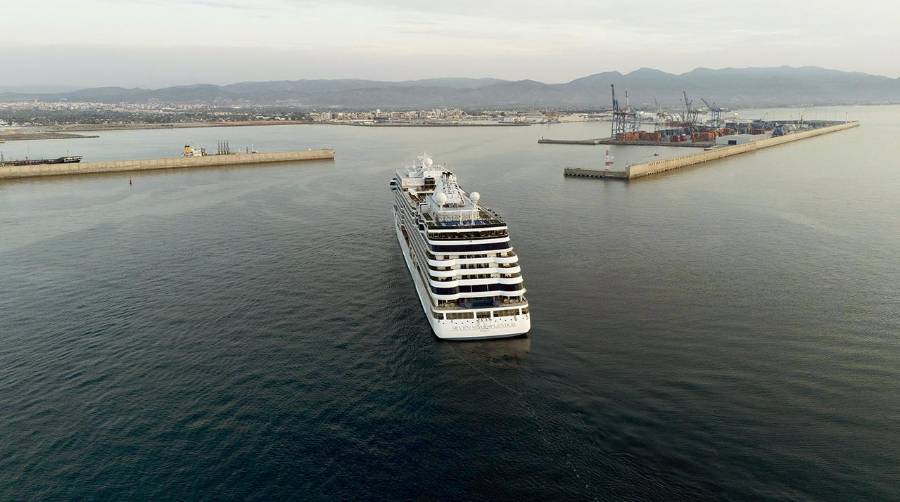 El “Seven Seas Splendor”, ha atracado a las ocho de la mañana en el muelle de Cruceros.