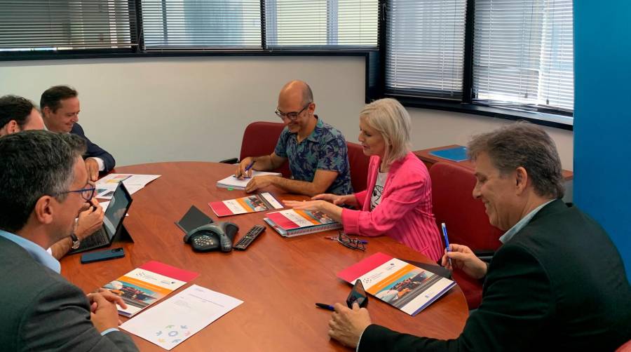 La directora del Igape, Covadonga Toca, se reunió con representantes del Clúster de la Función Logística de Galicia.