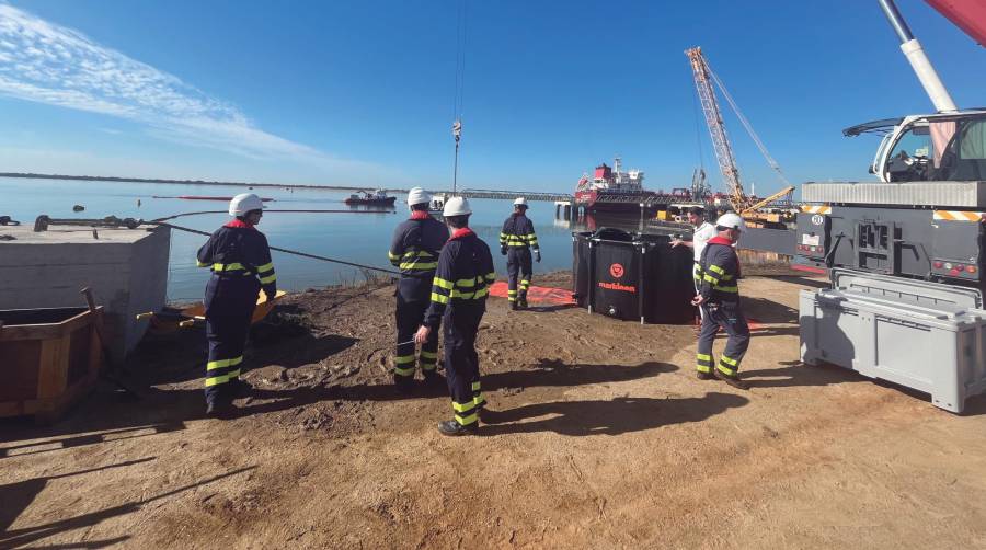 El Puerto de Huelva acoge un simulacro de vertido de un buque en el puerto exterior